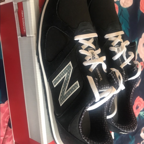 new balance shoes - Picture 2 of 3